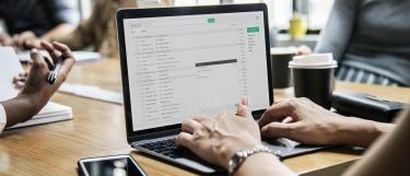 Eine Person arbeitet an einem Laptop